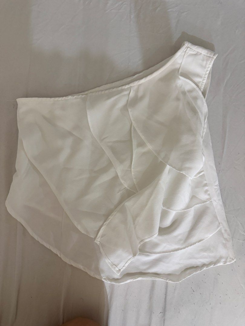 White One-Sided Ruffle Top (Category: Others Tops) located in Manila. Submitted by dalmideclutters (Listing ID 1464487410, Image 1). Description: -bnew -thailand pasabuy -so nice for datess.