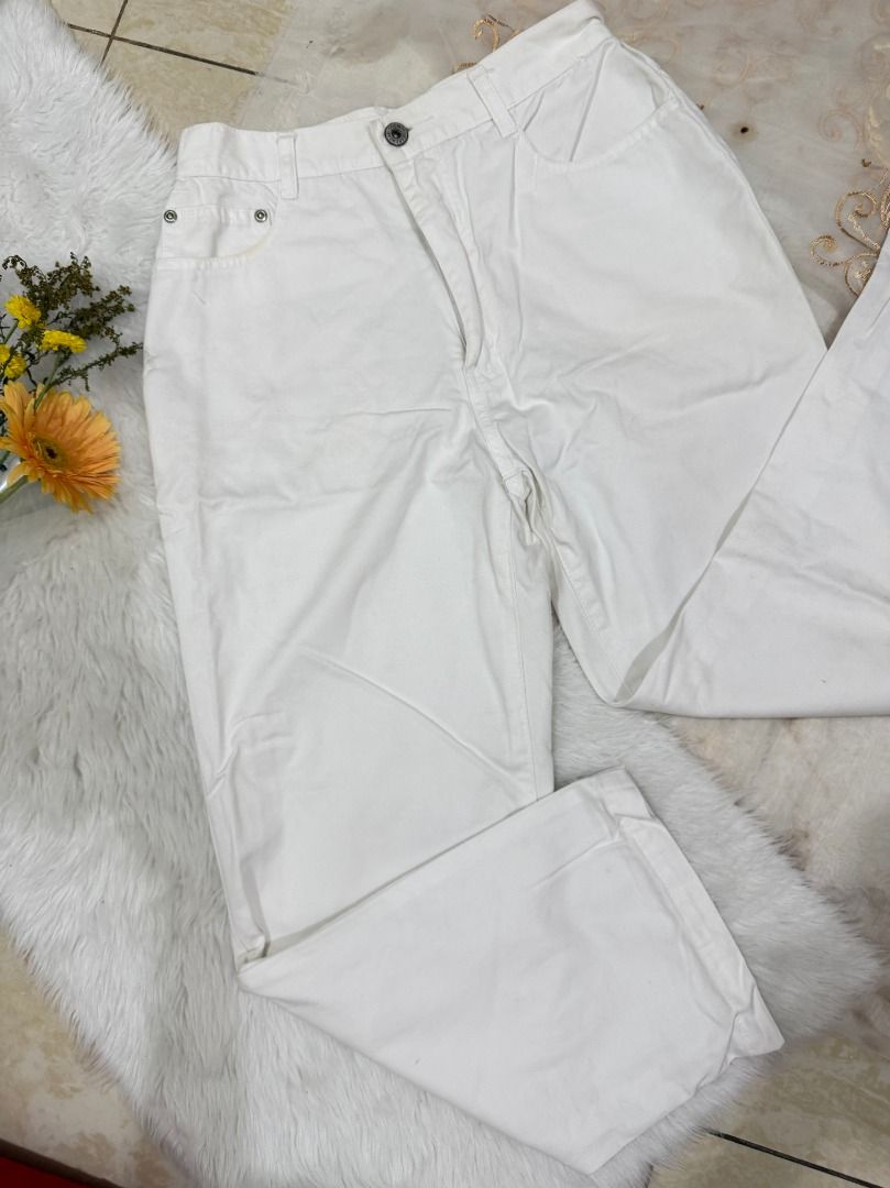 White Pants (Category: Jeans) located in Mandaluyong City. Submitted by prelovedbyrinoa_ (Listing ID 1464360999, Image 1). Description: • Perfect for casual or dressy outfits • Preloved / gently used • Good condition • Waist: 24–25" • Length: 36".