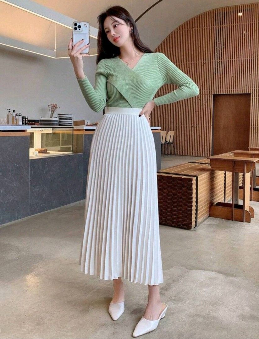 White Pleated Midi Skirt (Category: Skirts) located in Manila. Submitted by declutter1202 (Listing ID 1464544608, Image 3). Description: waist 25in loc: binondo manila.