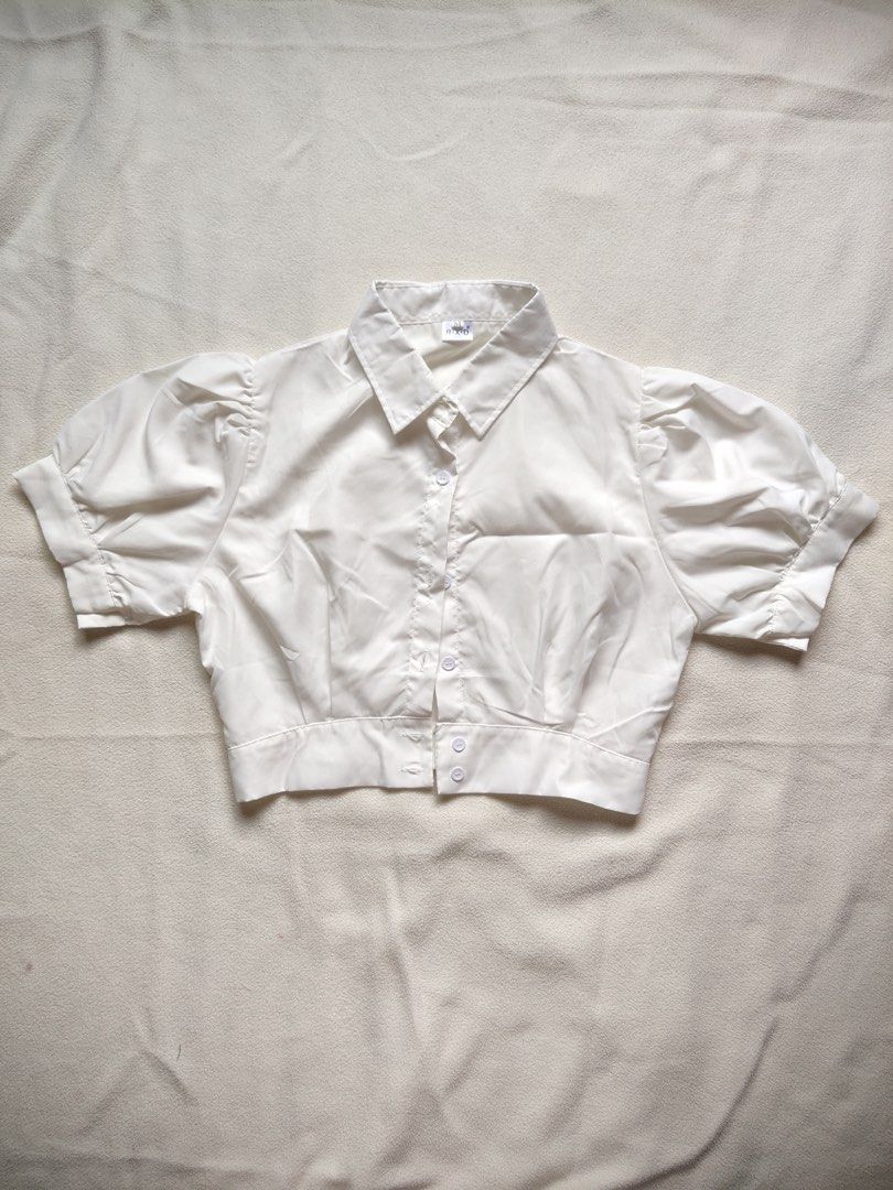 White Puff Sleeve Cropped Button-Up Blouse (Category: Blouses) located in Caloocan City. Submitted by angelinee123 (Listing ID 1464426004, Image 2). Description: Size M •Payment methods: Gcash (item price + sf) • Payment first policy • Delivery option: - J&t delivery : 2-3 days depends on loc - Lalamove: same day delivery - meetup: 5th avenue lrt station only (cod avail).