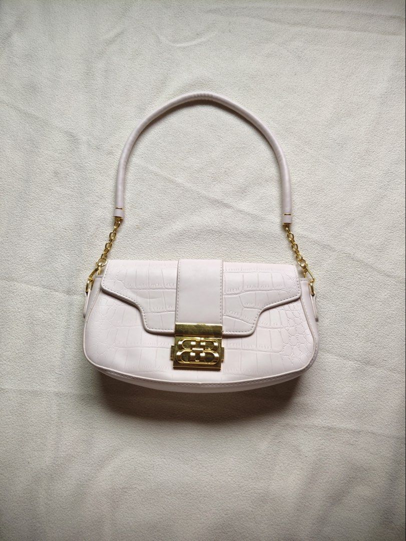 White shoulder bag/sling bag (Category: Shoulder Bags) located in Caloocan City. Submitted by angelinee123 (Listing ID 1464378434, Image 2). Description: used twice - like new •Payment methods: Gcash (item price + sf) • Payment first policy • Delivery option: - J&t delivery : 2-3 days depends on loc - Lalamove: same day delivery - meetup: 5th avenue lrt station only (cod avail) .