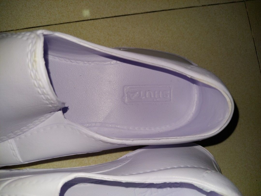 White Shuta Shoe (Category: Shoe inserts) located in Manila. Submitted by okeanos (Listing ID 1464363725, Image 2). Description: Selling just to declutter You can also make a offer never been used.