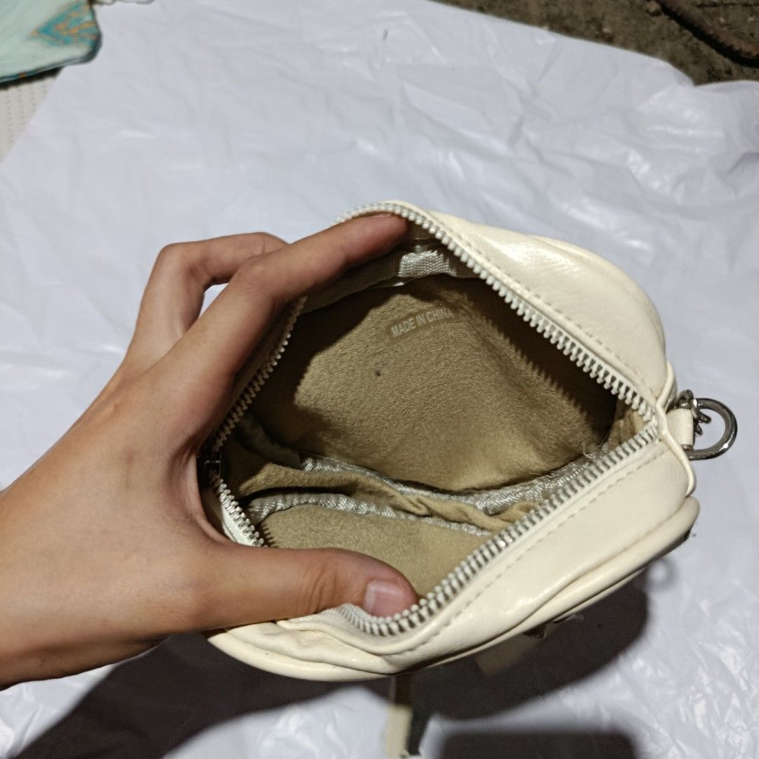 WHITE SLING BAG NO BRÄND (Category: Shoulder Bags) located in Manila. Submitted by daphnefinds1 (Listing ID 1464561931, Image 3). Description: NEED WASH HAS LIGHT COLOR TRANSFER MINE AS IS!.