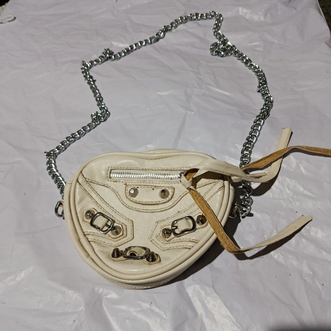 WHITE SLING BAG NO BRÄND (Category: Shoulder Bags) located in Manila. Submitted by daphnefinds1 (Listing ID 1464561931, Image 2). Description: NEED WASH HAS LIGHT COLOR TRANSFER MINE AS IS!.