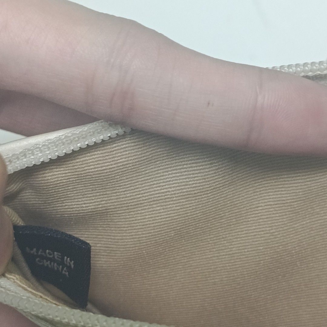 WHITE WRISLET CÖACH WALLET (Category: Luxury Bags & Wallets) located in Manila. Submitted by daphnefinds (Listing ID 1464471551, Image 3). Description: NEED WASH AS IS NLANG MINE AT YOUR OWN RISK! BAWAL SA MASELAN AT NAGMAMASELAN.
