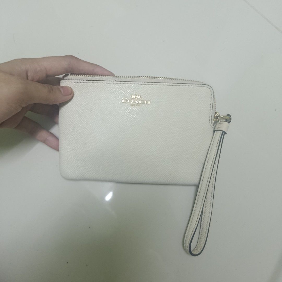 WHITE WRISLET CÖACH WALLET (Category: Luxury Bags & Wallets) located in Manila. Submitted by daphnefinds (Listing ID 1464472452, Image 1). Description: GOOD CONDITION MAGANDA NEED LINIS LANG NA STOCK LANG KASE SAKIN! MINE AS IS! .