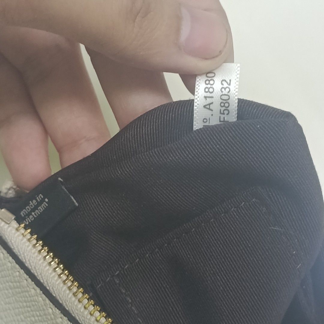 WHITE WRISLET CÖACH WALLET (Category: Luxury Bags & Wallets) located in Manila. Submitted by daphnefinds (Listing ID 1464472452, Image 3). Description: GOOD CONDITION MAGANDA NEED LINIS LANG NA STOCK LANG KASE SAKIN! MINE AS IS! .