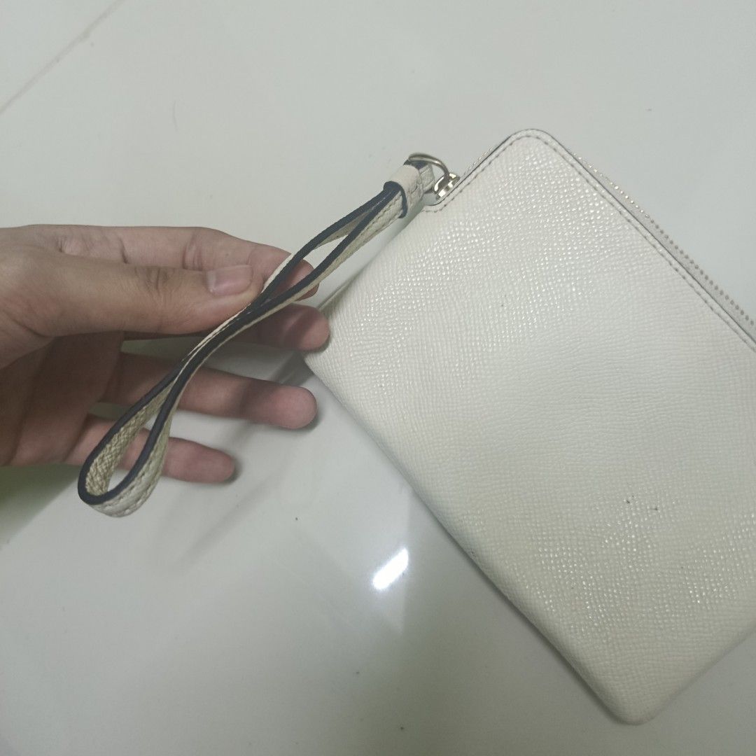 WHITE WRISLET CÖACH WALLET (Category: Luxury Bags & Wallets) located in Manila. Submitted by daphnefinds1 (Listing ID 1464560562, Image 2). Description: NO ISSUE NO ISSUE SA RUBBER LINING ALL GOODS WHITE SIYA NEED PUNAS ONLY!.