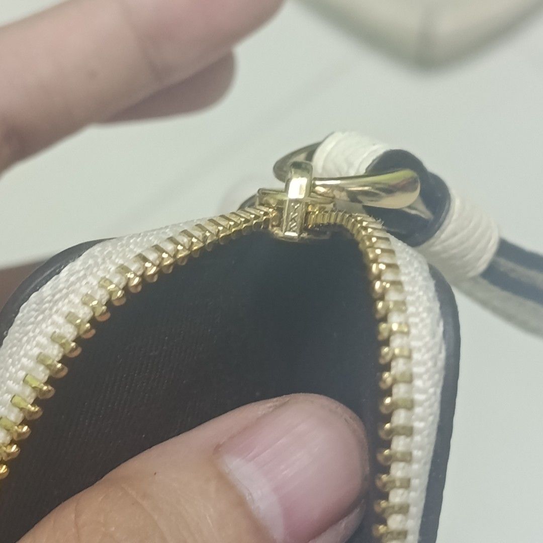 WHITE WRISLET CÖACH WALLET (Category: Luxury Bags & Wallets) located in Manila. Submitted by daphnefinds1 (Listing ID 1464560562, Image 3). Description: NO ISSUE NO ISSUE SA RUBBER LINING ALL GOODS WHITE SIYA NEED PUNAS ONLY!.