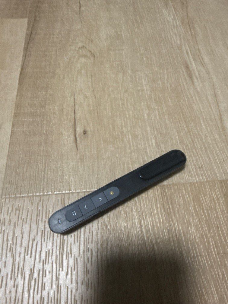 Wireless presenter (Category: Stationery & School Supplies) located in Singapore. Submitted by rach.f (Listing ID 1464422413, Image 2). Description: .