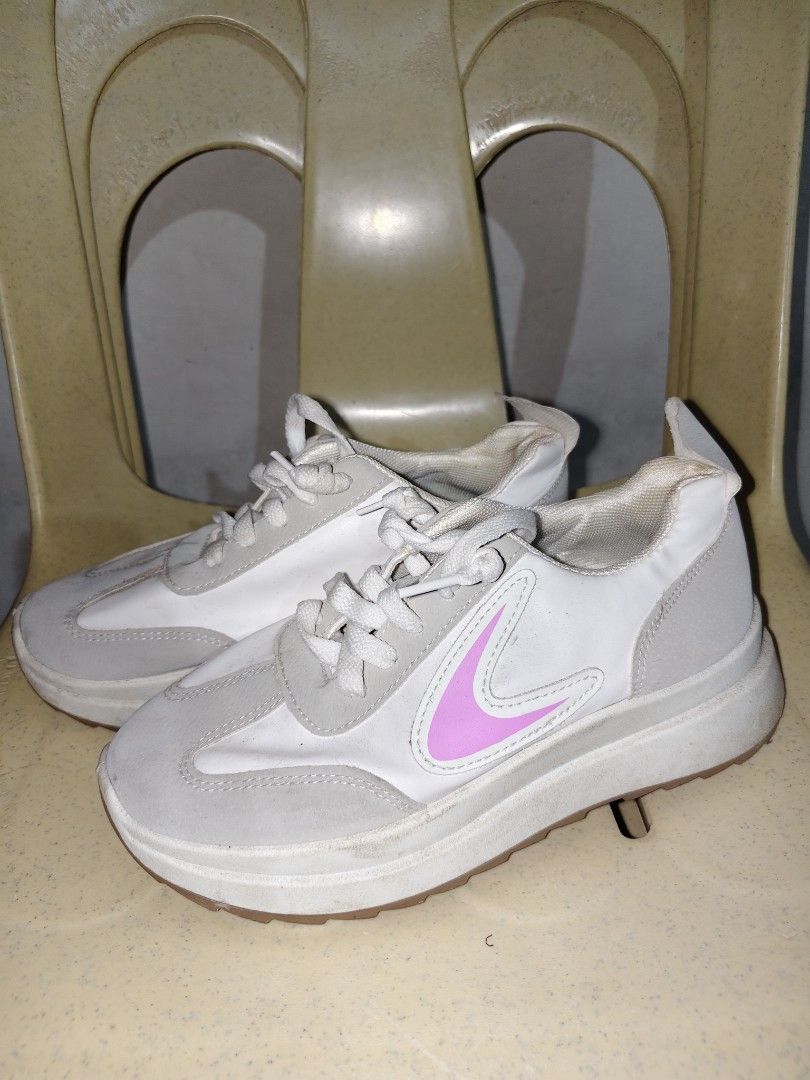 Women shoes (Category: Looking For) located in Lubao. Submitted by marielsm (Listing ID 1464521062, Image 1). Description: Women shoes for sale📍 Size 38 actual pero small sizing sya kaya size 37 perfect fit . Used but not abuse 📍.