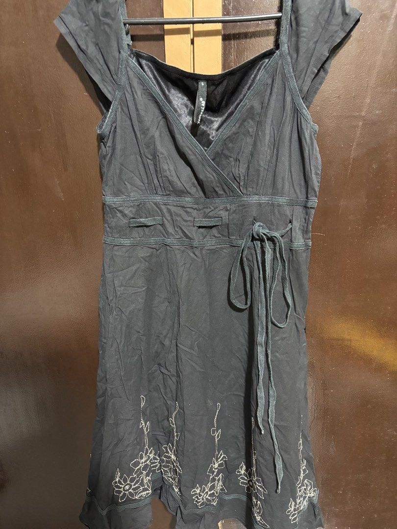 Women's dress (Category: Dresses) located in Quezon City. Submitted by den.declutters (Listing ID 1464513429, Image 1). Description: .