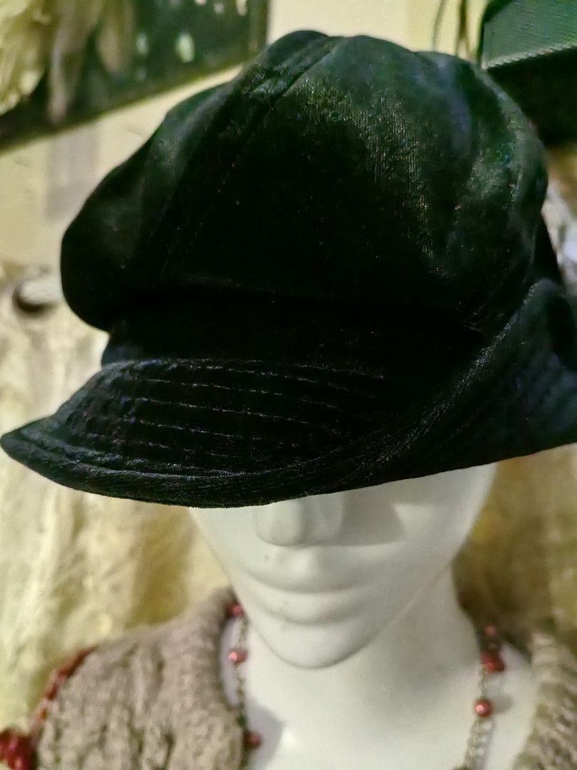 Womens Hat (Category: Hats & Beanies) located in Manila. Submitted by luckycharm_215 (Listing ID 1464497547, Image 1). Description: VGC.
