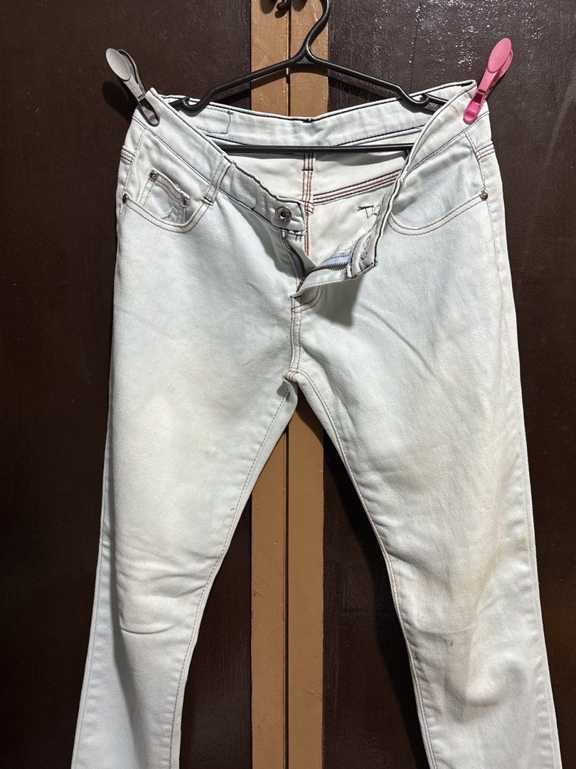 Women's Jeans (Category: Jeans) located in Quezon City. Submitted by den.declutters (Listing ID 1464509224, Image 1). Description: 29 waist line.
