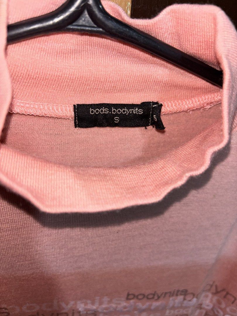 Women's long sleeves top (Category: Longsleeves) located in Quezon City. Submitted by den.declutters (Listing ID 1464501222, Image 3). Description: .