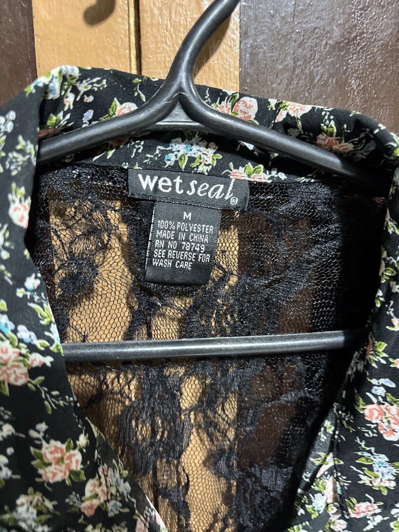 Women's Sleeveless Top (Category: Blouses) located in Quezon City. Submitted by den.declutters (Listing ID 1464567852, Image 2). Description: Medium on tag but fits size small.