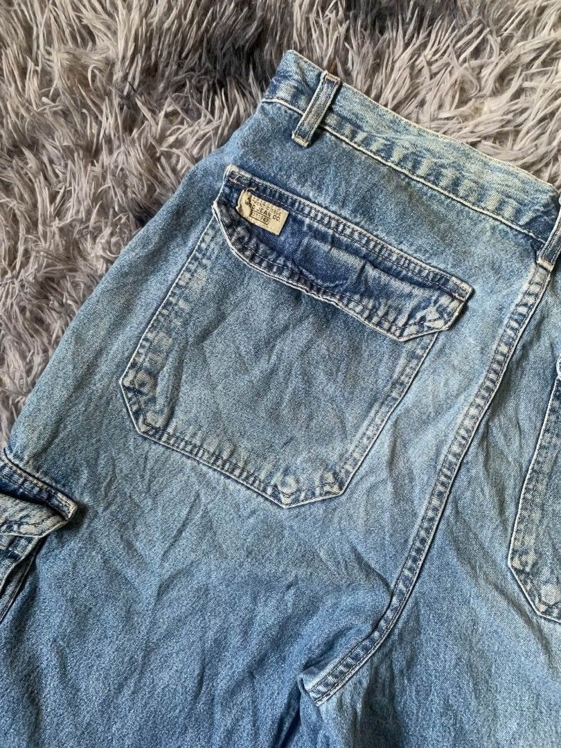 wrangler Denim Cargo (Category: Shorts) located in Tarlac. Submitted by rhandell_collectives (Listing ID 1464565712, Image 3). Description: - Classic light wash denim cargo shorts - Multiple pockets for ample storage - Secure button and zip fly - Belt loops on waistband - Ideal for casual everyday wear - A versatile wardrobe staple.