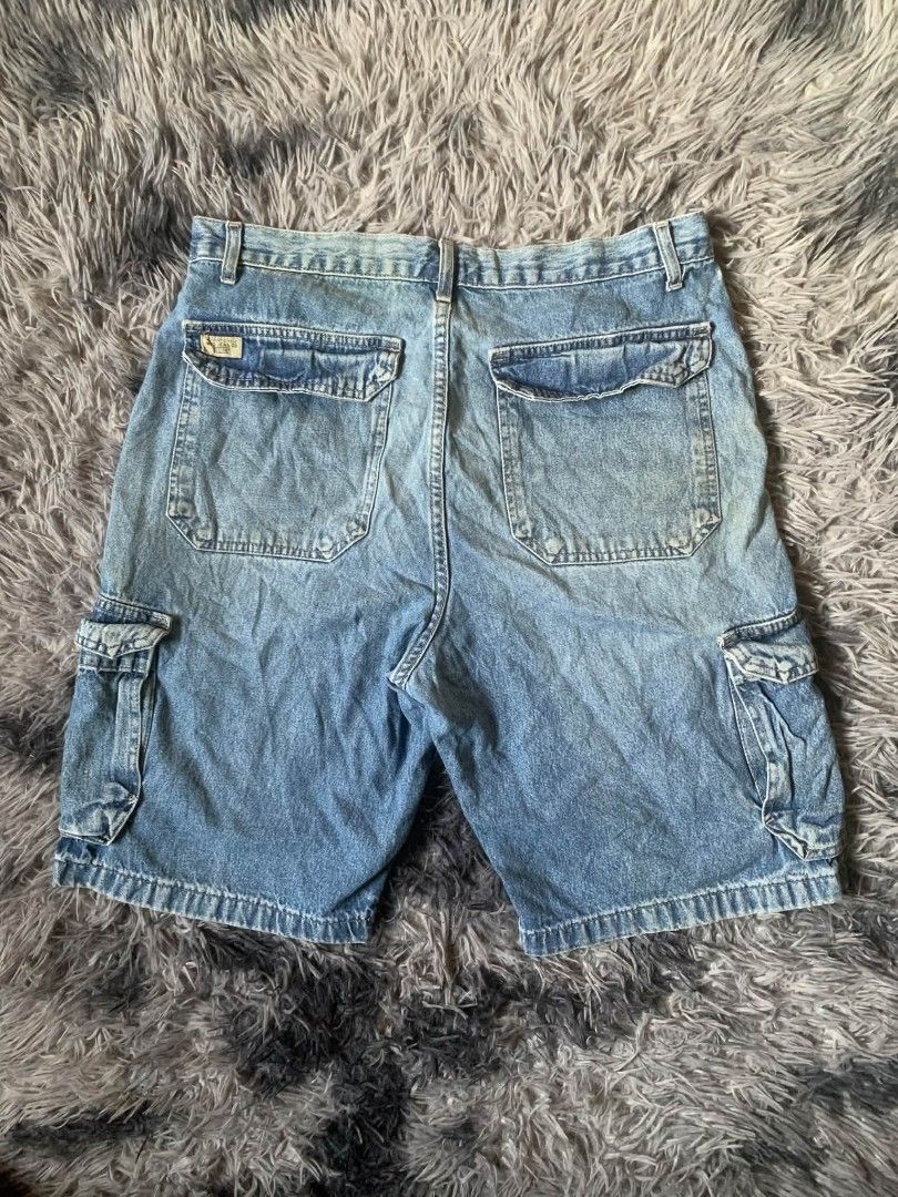 wrangler Denim Cargo (Category: Shorts) located in Tarlac. Submitted by rhandell_collectives (Listing ID 1464565712, Image 2). Description: - Classic light wash denim cargo shorts - Multiple pockets for ample storage - Secure button and zip fly - Belt loops on waistband - Ideal for casual everyday wear - A versatile wardrobe staple.