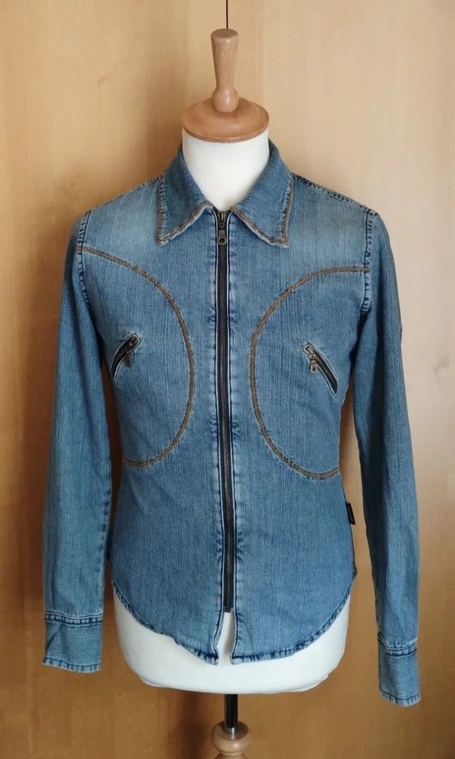 Wrangler fitted denim zip up (Category: Others Tops) located in Calamba. Submitted by driftaway (Listing ID 1464472386, Image 1). Description: .