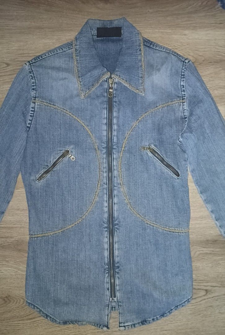 Wrangler fitted denim zip up (Category: Others Tops) located in Calamba. Submitted by driftaway (Listing ID 1464472386, Image 2). Description: .