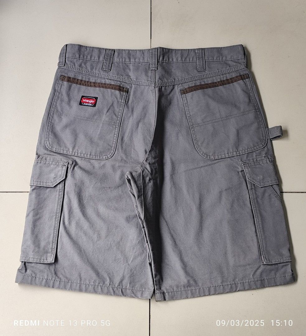 WRANGLER WORKWEAR GREY CARGO SHORTS (Category: Shorts) located in Caloocan City. Submitted by carlo_pwd (Listing ID 1464481783, Image 1). Description: WRANGLER BRAND WAIST -36 LENGTH -24 HEM -12.