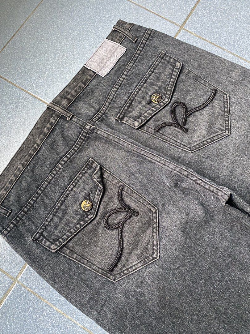 Y2K ROCAWEAR (Category: Jeans) located in Cabuyao City. Submitted by badthrift_pat (Listing ID 1460931680, Image 3). Description: Y2K ROCAWEAR 👖WAIST:38 👖WIDTH:44.5 👖THIGH:14.5 👖LEG OPEN:9.2 FLAWS:SCRATCH/DISTRESS 🏷️:1.299.