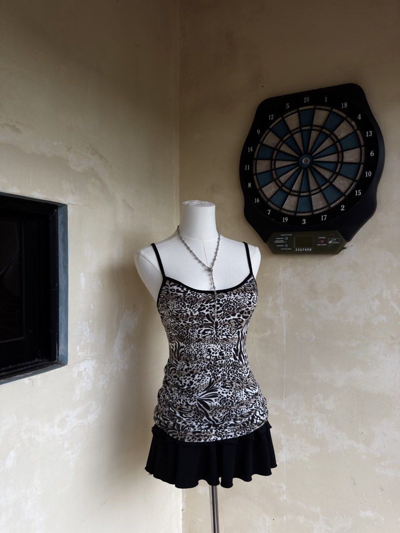 y2k vintage leopard-print camisole top (Category: Sleeveless) located in Nabua. Submitted by kimscloset0 (Listing ID 1464428034, Image 1). Description: american brand bust: 27-38 waist: 26-34 length: 26 fabric: 95% cotton, 5% spandex issue: blue stains.