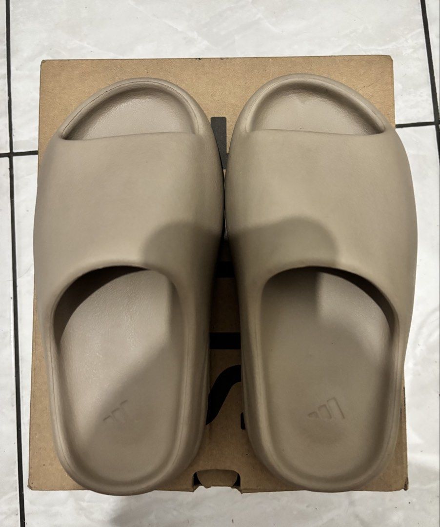 FREE SHIPPING Yeezy Slide (Category: Slippers and slides) located in San Fernando. Submitted by _itsmedani (Listing ID 1464506023, Image 1). Description: 100% Guaranteed Authentic With minimal sign of usage 💰PAYMENT FIRST VIA GCASH/BANK TRANSFER.