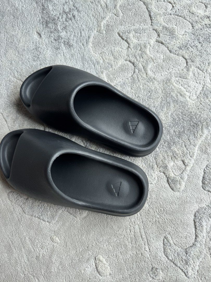 Yeezy Slides Onyx (Category: Slippers & Slides) located in Manila. Submitted by handoverfist (Listing ID 1464393194, Image 2). Description: I wore it once — FREE Shipping No box Original No low ballers .