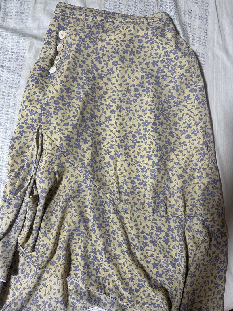 yellow floral midi skirt (Category: Skirts) located in Quezon City. Submitted by hey.rhiptide (Listing ID 1464566725, Image 2). Description: will give discount to sure buyer.