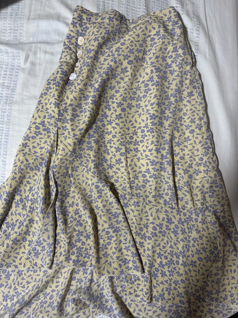 yellow floral midi skirt (Category: Skirts) located in Quezon City. Submitted by hey.rhiptide (Listing ID 1464566725, Image 1). Description: will give discount to sure buyer.