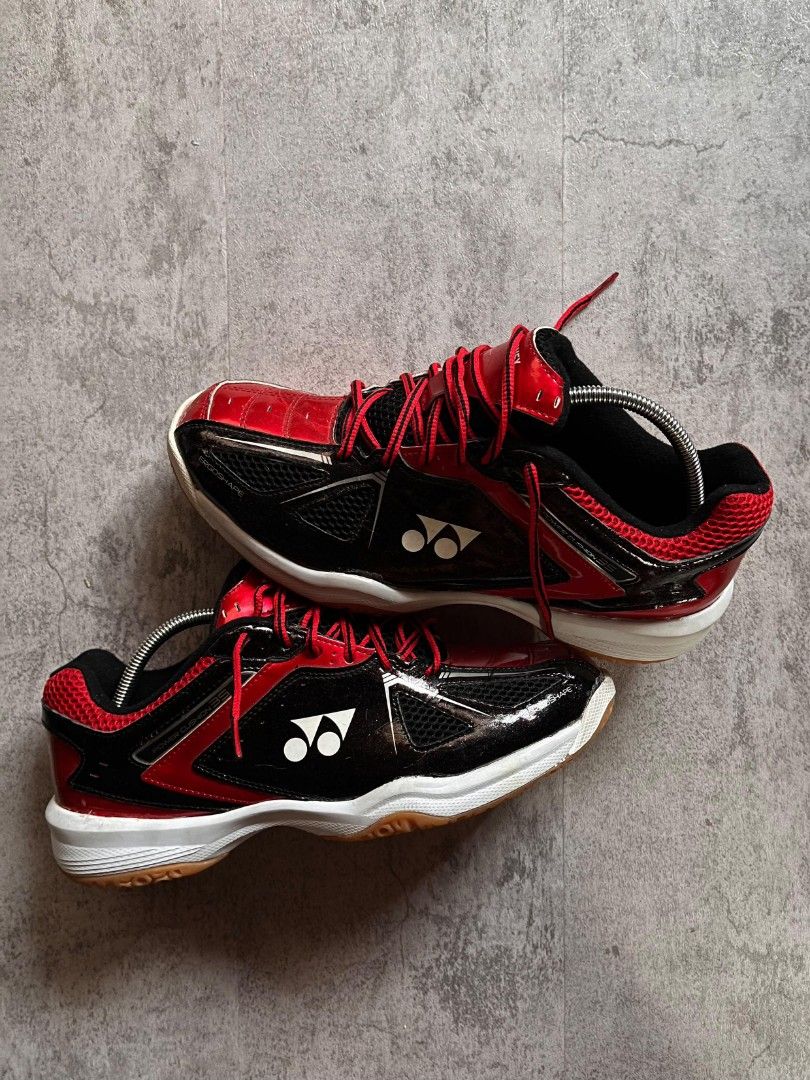 Yonex power cushion (Category: Sneakers) located in Manila. Submitted by _thrift_time (Listing ID 1464443344, Image 1). Description: Thrifted Authentic Excellent condition.