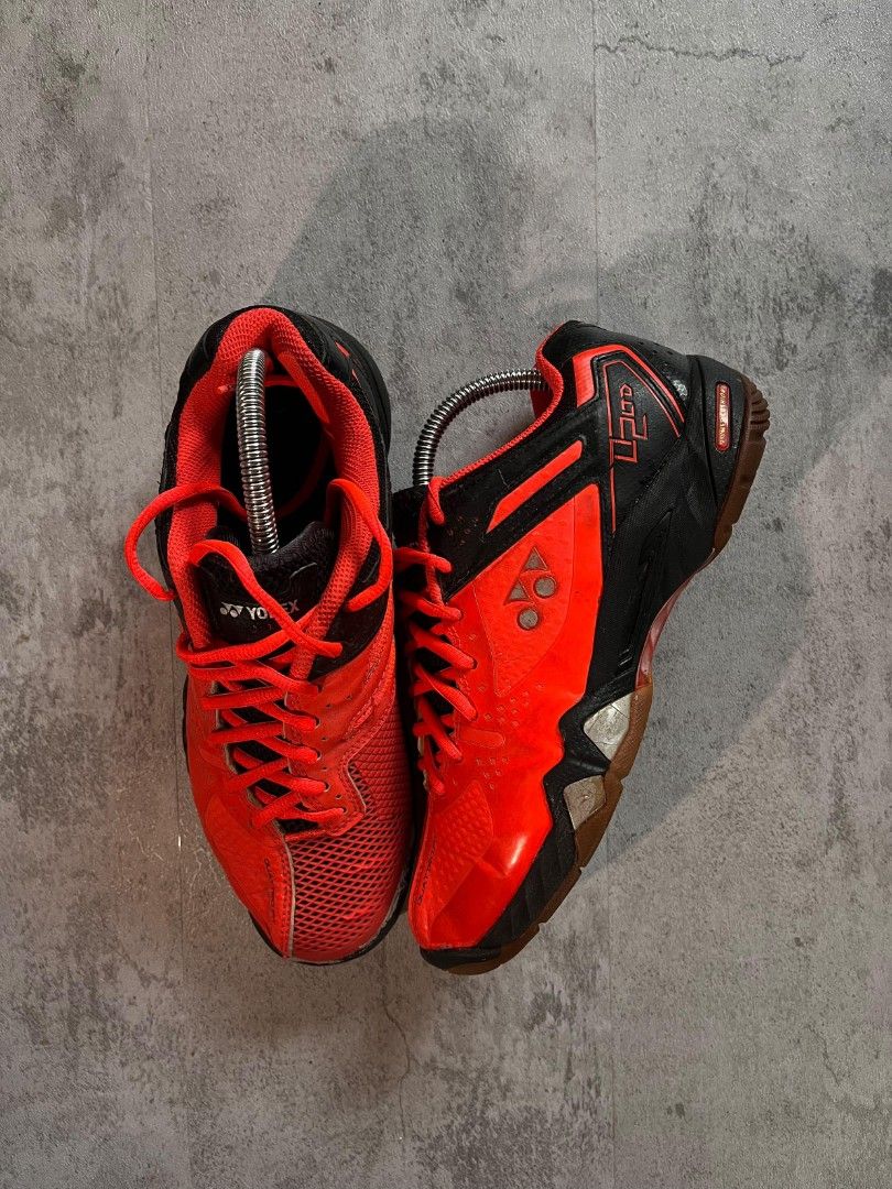 Yonex Power cushion (Category: Sneakers) located in Manila. Submitted by _thrift_time (Listing ID 1464567517, Image 1). Description: Thrifted Authentic Fair condition Issue: None.