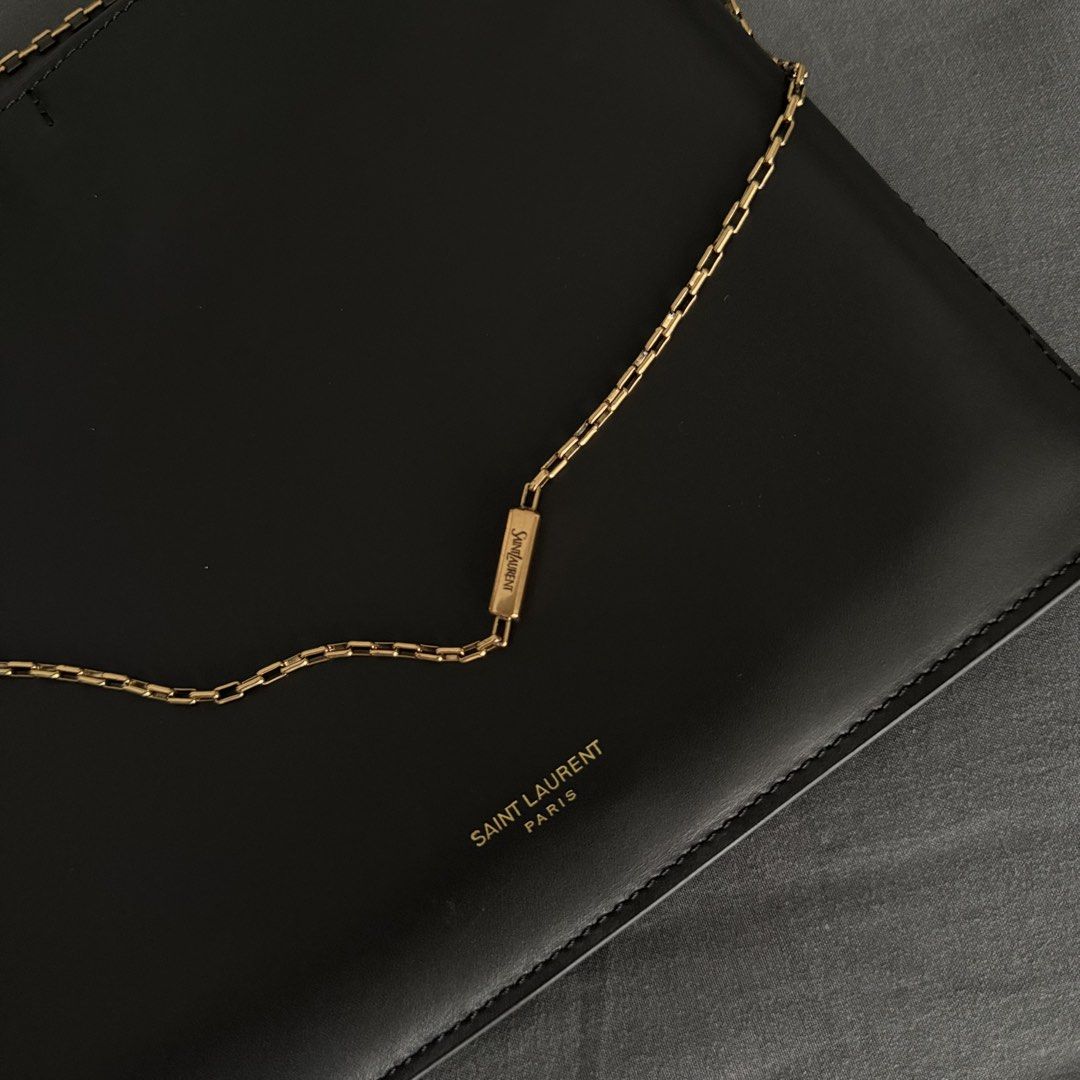 YSL (Category: Luxury Bags & Wallets) located in Makati City. Submitted by pmtoshop (Listing ID 1464391158, Image 1). Description: Liane flat chain shoulder bag.