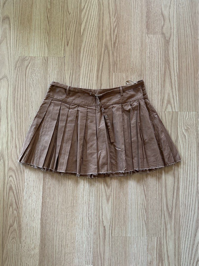 ZARA | Pleated Skirt XS (Category: Skirts) located in Roxas City. Submitted by elliesuite (Listing ID 1464406511, Image 3). Description: Read: LAST PRICE POSTED ‼️ NO WHEN WORN ‼️ NO MEASUREMENTS ‼️ Good condition Size: XS Fits 26-27 SF c/o Buyer. (JRS Express ONLY ₱150 - no other courier) No grab/lala (not from the Metro) All sales are final. No REFUND. No return / exchange. .