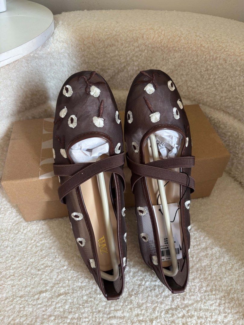 ZARA ballet flats (Category: Flats & Sandals) located in Baguio. Submitted by renzms (Listing ID 1464498332, Image 2). Description: ₱900 only • 1 pair available • with box & paper bag included • on hand & ready to ship • actual photos | what you see is what you exactly get! • shipping nationwide via tiktok co size: 36.