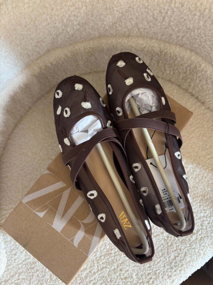 ZARA ballet flats (Category: Flats & Sandals) located in Baguio. Submitted by renzms (Listing ID 1464498332, Image 1). Description: ₱900 only • 1 pair available • with box & paper bag included • on hand & ready to ship • actual photos | what you see is what you exactly get! • shipping nationwide via tiktok co size: 36.