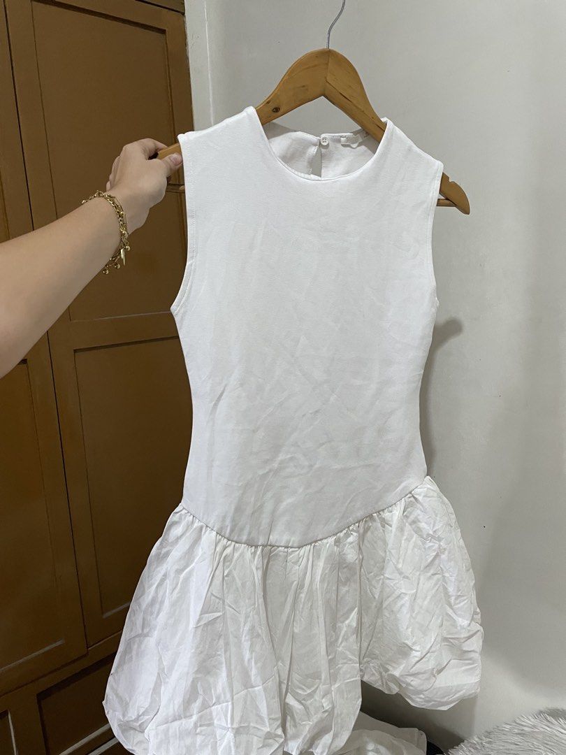 ZARA BALLOON DRESS (Category: Dresses) located in Manila. Submitted by jennysantos_ (Listing ID 1464448291, Image 1). Description: .