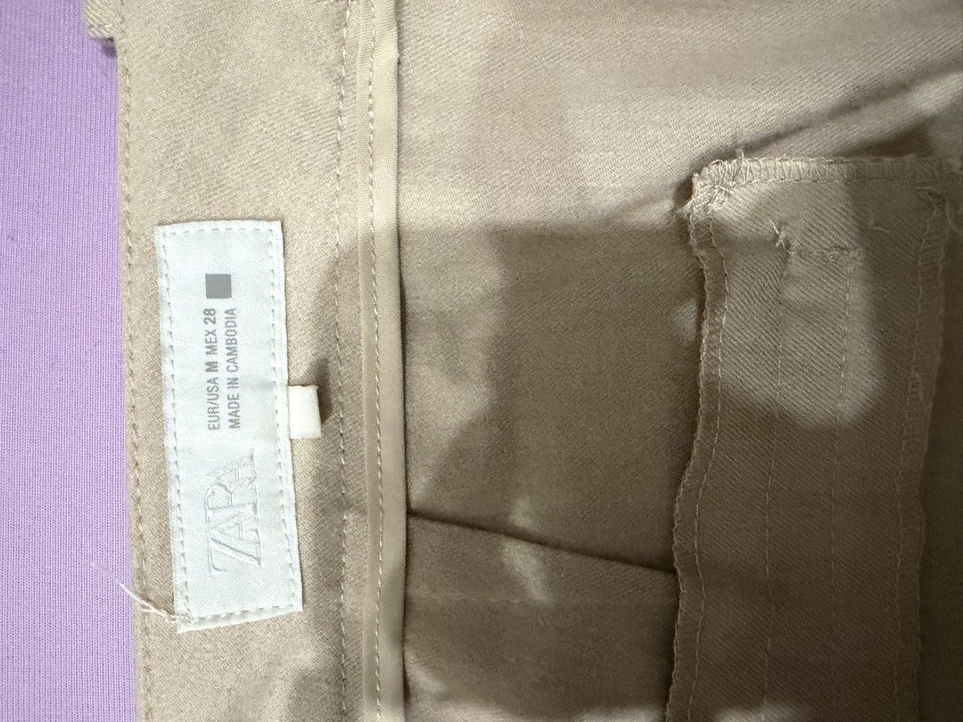 Zara Beige Wide Leg Trousers (Category: Jeans) located in Manila. Submitted by tengdeperio (Listing ID 1464490150, Image 2). Description: - Zara beige wide leg trousers - Size: Medium (M) - Classic design with a clean finish - Versatile: Great for work or casual wear - Comfortable fit.