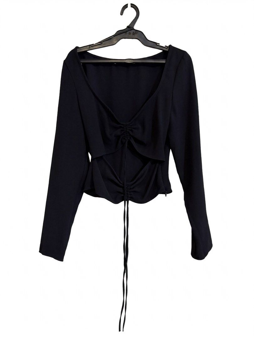 ZARA Black Long Sleeve Ruched Drawstring Crop Top (Category: Longsleeves) located in Marikina City. Submitted by jamieas (Listing ID 1464475460, Image 2). Description: ZARA Black Long Sleeve Crop Top. Sweetheart neckline, drawstring detail. Stretchy fabric. Size XS/EU34/UK6/US2. Versatile..