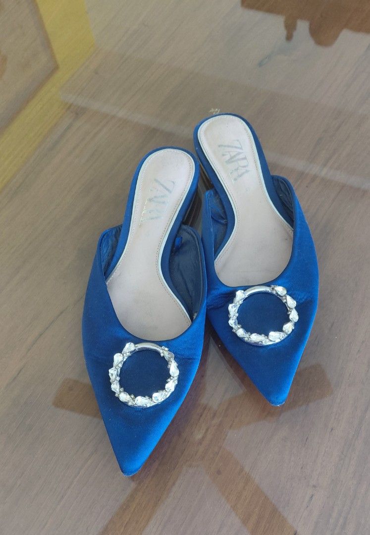 💯Zara Blue Diamante Flat Mules (Category: Flats & Sandals) located in Mandaluyong City. Submitted by arlene2560 (Listing ID 1464398668, Image 2). Description: 💯 ZARA FLAT DIAMANTE MULES. Size 37, fits a 38 or 9.7" insole. Decluttering P1200. Mandaluyong Brand: Zara - Material: Blue Satin - Style: Mules - Toe: Pointed - Detail: Diamante buckle .