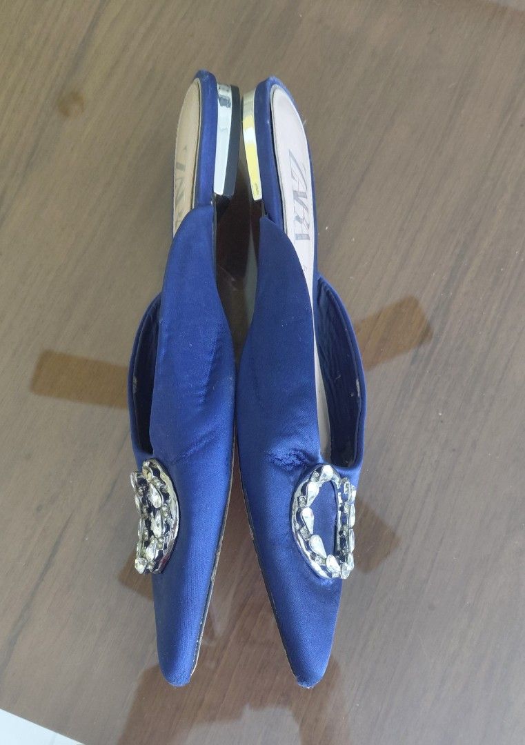 💯Zara Blue Diamante Flat Mules (Category: Flats & Sandals) located in Mandaluyong City. Submitted by arlene2560 (Listing ID 1464398668, Image 3). Description: 💯 ZARA FLAT DIAMANTE MULES. Size 37, fits a 38 or 9.7" insole. Decluttering P1200. Mandaluyong Brand: Zara - Material: Blue Satin - Style: Mules - Toe: Pointed - Detail: Diamante buckle .