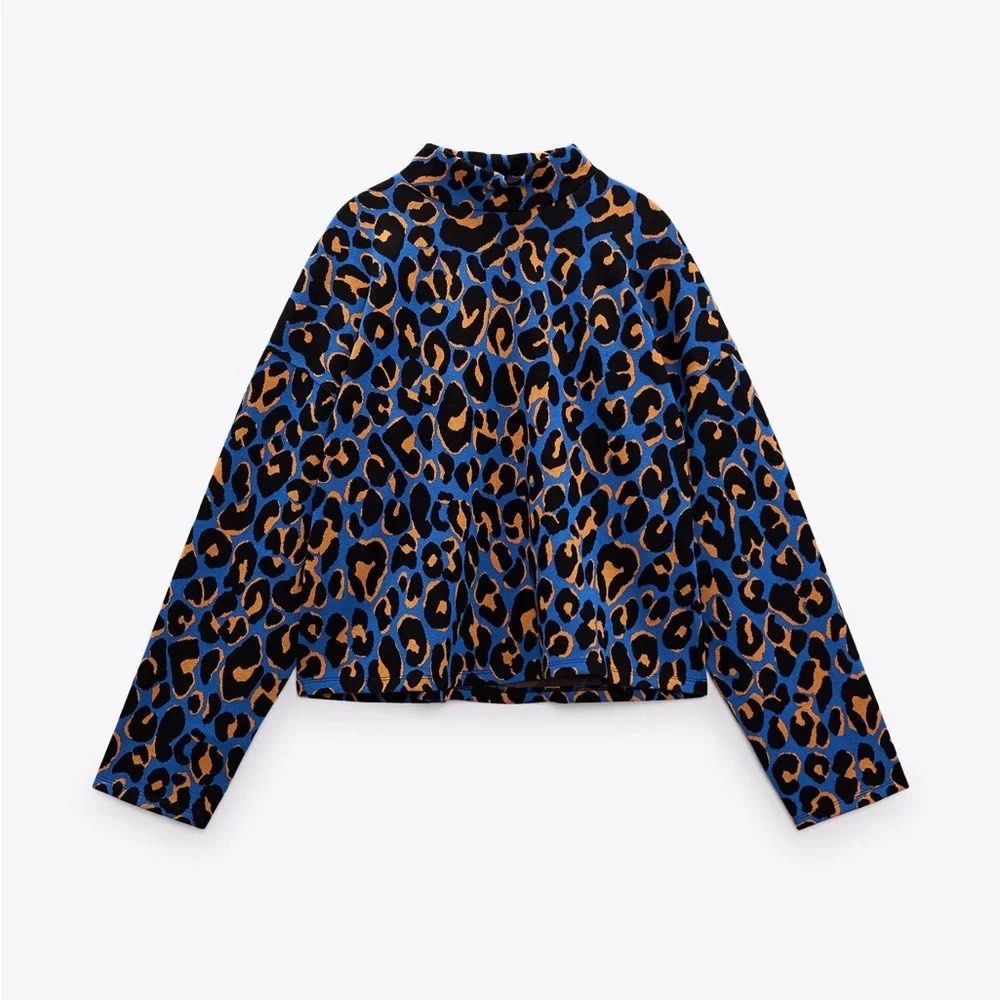 ZARA Blue Leopard Print Mock Neck Long Sleeve Top (Category: Longsleeves) located in La Trinidad. Submitted by rare_closet_finds (Listing ID 1464355347, Image 1). Description: - Cool blue top with a bold leopard print -size M on tag; -armpit to armpit 22” -length 21” - Features a mock neck and long sleeves - Comfortable fabric - Perfect for creating a statement look - Pairs well with bright pants or jeans.
