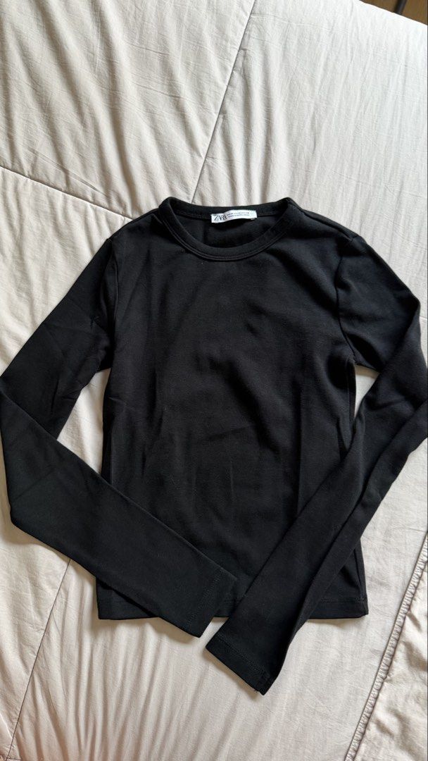 Zara Body Fit Long Sleeve Tee (Category: Longsleeves) located in Makati City. Submitted by nisayaptinchay (Listing ID 1464366110, Image 1). Description: - ZARA basic black long sleeve top - Cropped fit - Ribbed material - Size: Medium (M) - Made in Bangladesh - Perfect for styling with any outfit - Ideal for layering or wearing alone.