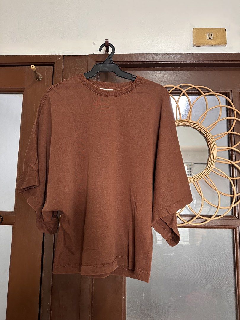 Zara Brown Oversized T-shirt (Category: Shirts) located in Makati City. Submitted by monicacharisma2788 (Listing ID 1464411062, Image 1). Description: - Comfy brown t-shirt - Relaxed fit - Short sleeves - Ideal for casual wear - Versatile: pairs well with jeans or shorts.