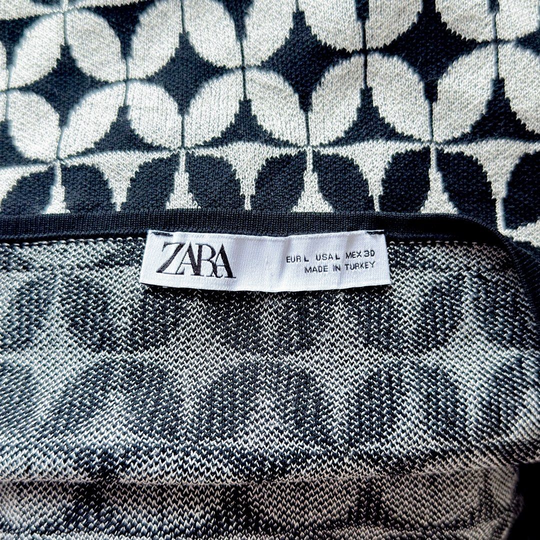 Zara Knit Top (Category: Others Tops) located in Antipolo. Submitted by rosywardrobe (Listing ID 1464445481, Image 2). Description: 🎀 MAKE READING A HABIT 🎀 • No order form, no reservation! • Strictly 1 day reservation • Payment first before order processing • No return, No exchange • Don’t make an offer if you’re not 100% sure • No shipping every weekends — PAYMENT CHANNELS — • GCash • Gotyme • Maya • BDO • BPI • Unionbank — DELIVERY METHODS —