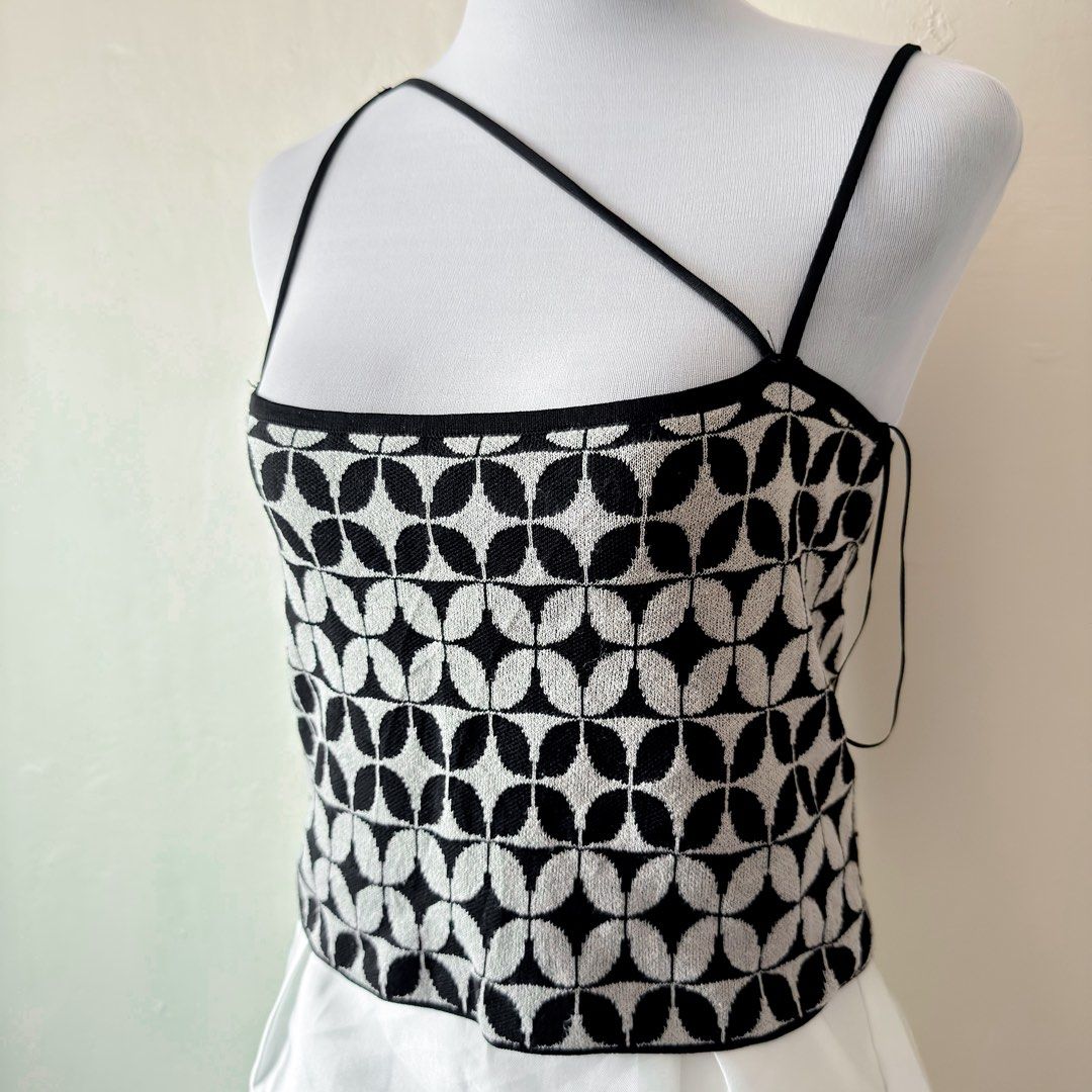 Zara Knit Top (Category: Others Tops) located in Antipolo. Submitted by rosywardrobe (Listing ID 1464445481, Image 3). Description: 🎀 MAKE READING A HABIT 🎀 • No order form, no reservation! • Strictly 1 day reservation • Payment first before order processing • No return, No exchange • Don’t make an offer if you’re not 100% sure • No shipping every weekends — PAYMENT CHANNELS — • GCash • Gotyme • Maya • BDO • BPI • Unionbank — DELIVERY METHODS —