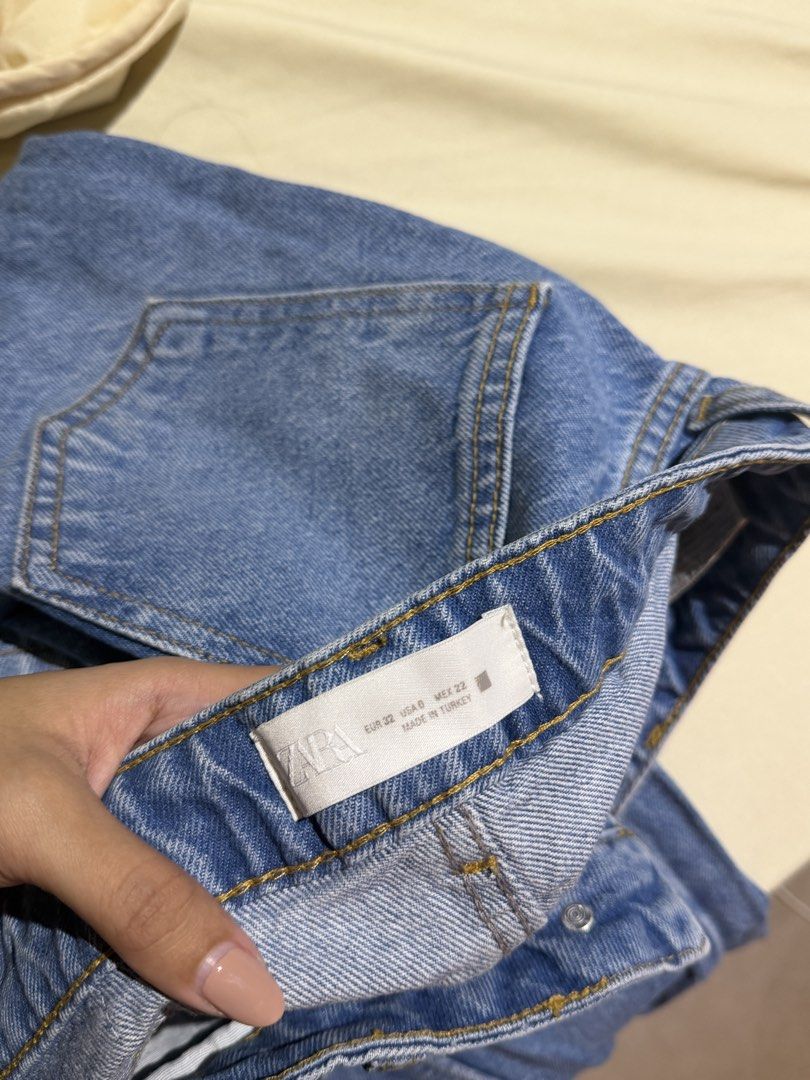 Zara Light Wash Wide Leg Jeans (Category: Jeans) located in Manila. Submitted by ekathleeen (Listing ID 1464461976, Image 2). Description: Decluttering!! 👖 Used once but still in good condition Waist: EU 32 Length: 42 My height: 5’4 Loc: Makati.