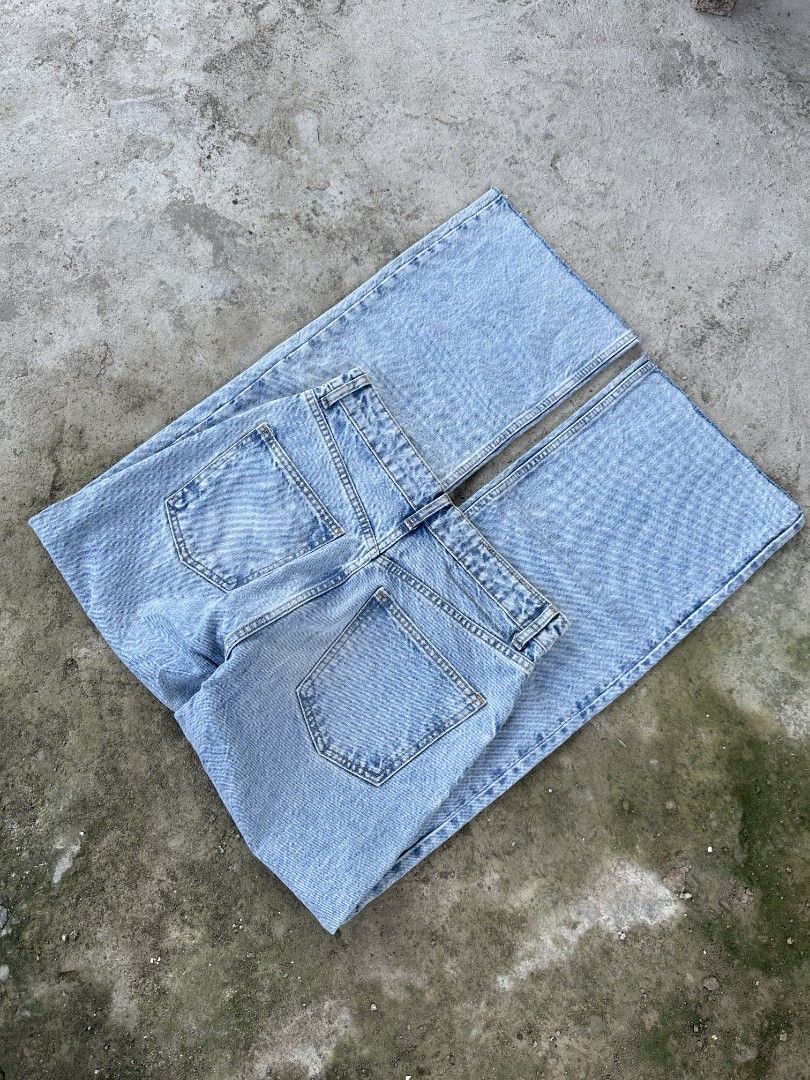 Zara lightblue wash wide jeans (Category: Jeans) located in Davao. Submitted by boss_kel (Listing ID 1464511625, Image 3). Description: Waist: 28-29 Lenght: 41 Thigh: 12 Hem: 10 Issue: not sure kung ganyan ba talaga hem niya or pinutulan.