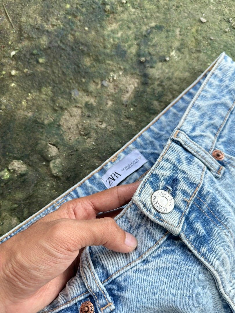 Zara lightblue wash wide jeans (Category: Jeans) located in Davao. Submitted by boss_kel (Listing ID 1464511625, Image 2). Description: Waist: 28-29 Lenght: 41 Thigh: 12 Hem: 10 Issue: not sure kung ganyan ba talaga hem niya or pinutulan.